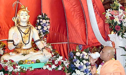 Bhakti Charu Swami (BCS) worshipping demigods