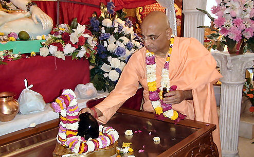Bhakti Charu Swami (BCS) worshipping demigods