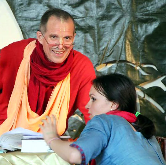 Sahajiya Sacinandana Swami and a woman